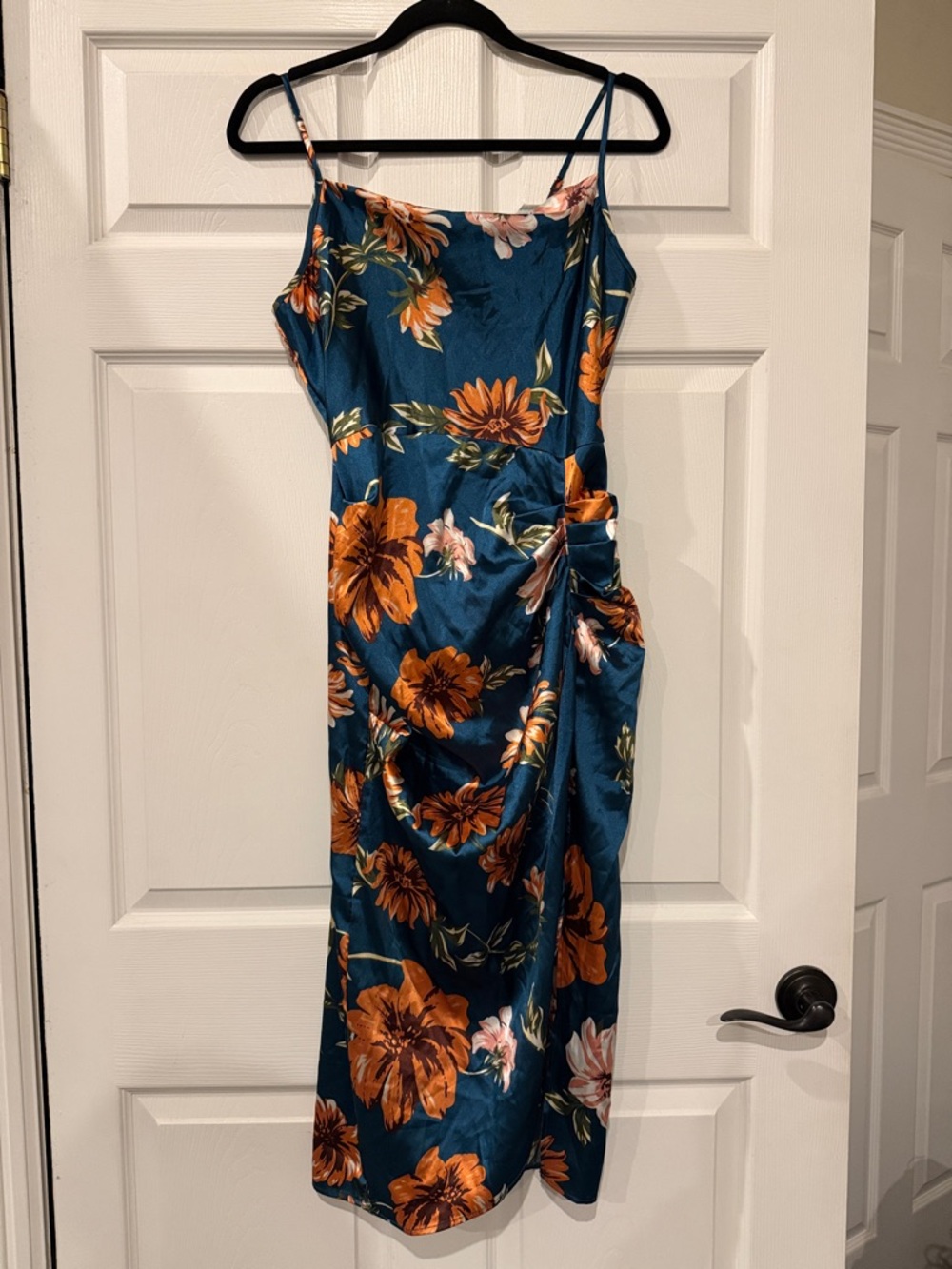 Medium floral dress with slit